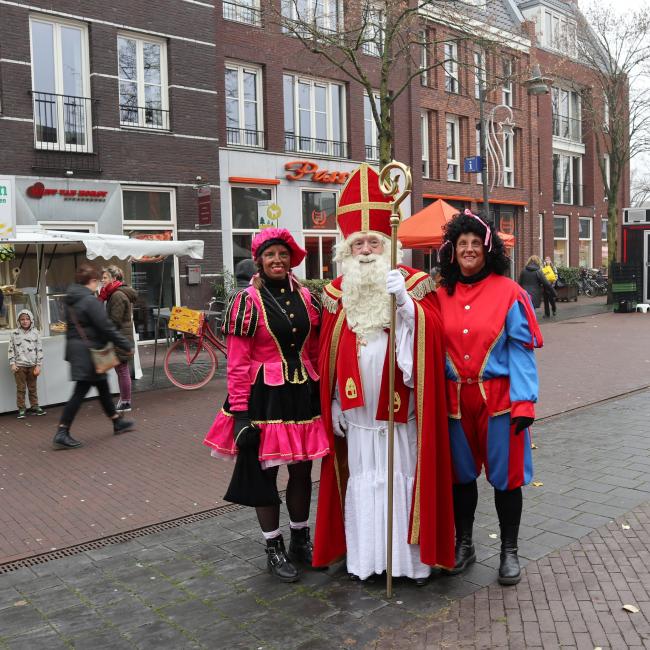 Sinterklaas op de weekmarkt