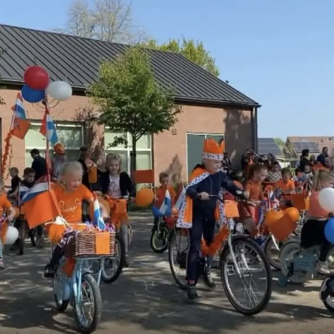 Koningsdag op het Lambertusplein (Georganiseerd door Jong Nederland Horst)